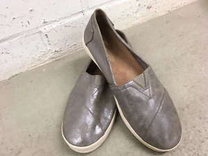 NEUw!! TOMS 41 W 9,5 Espadrille Slip-on Sneaker Ballerina Grau Metallic - Bild 1 von 10
