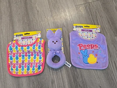LOTE DE 3 PIEZAS NUEVO EASTER PEEPS (2) BABERO BEBÉ (1) PÚRPURA SONAJERO POLLITOS Y CONEJITOS AAA Foto 1 de 4