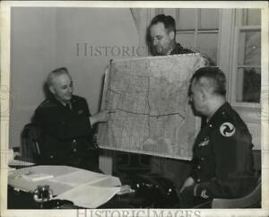 1941 Press Photo Lt. Gen. Emmons points at map while Maj. Gen. Chaney looks
