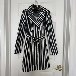 Neu mit Etikett Express marineblau weiß gestreifter Trenchcoat mit Gürtel 100 % Baumwolle großer Kragen S P - Bild 1 von 7
