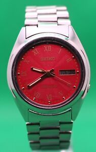 Beautiful Seiko 5 Japan Made "7009" 17 Jewels Automatic Men's Wrist watch.
