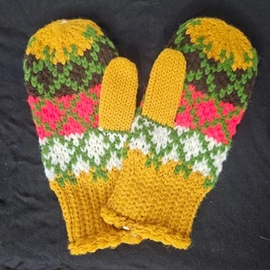 Vintage Kids (Ages 9-12) Acrylic Knit Mittens, Made In Taiwan - Picture 1 of 5