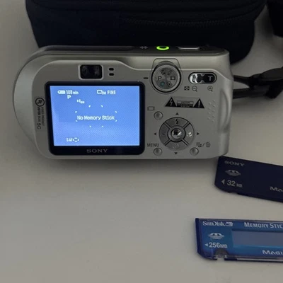 Sony Cyber-Shot DSC-P200 7.2MP Digital Camera Silver + Memory Sticks - Image 1 of 4