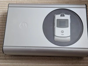 MOTOROLA Silver RAZR V3 Ultra Slim Flip Mobile Phone. BOXED (2004) Metal Body - Picture 1 of 16