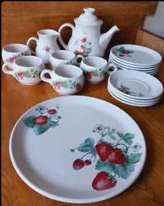 Juego de té Purbeck Pottery 18 piezas diseño "fresa silvestre" hecho Bournemouth... - Imagen 1 de 24