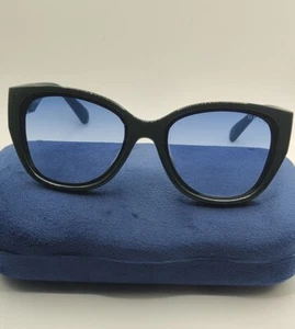 WOMEN GUCCI BRIGHT GREEN SUNGLASSES -COMES WITH A BLACK POUCH - Picture 1 of 4