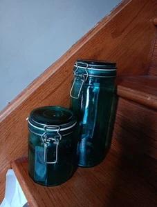 SET/2 Vintage SMARAGDGRÜN GLAS 12 PANEL KANISTER GLAS DRAHTBÜGEL KLAPPDECKEL 10",6" - Bild 1 von 4