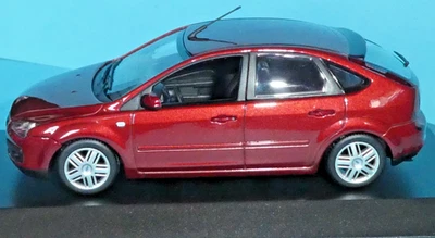 Ford Focus 2004 Met.  Modelo Maxichamp rojo oscuro de Paul's Art escala 1:43 rd Foto 1 de 4