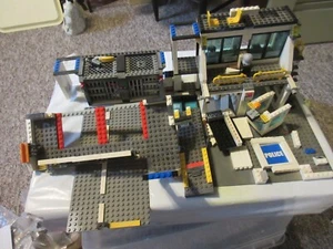 VINTAGE LEGO POLICE STATION LEGO LOT - Picture 1 of 23