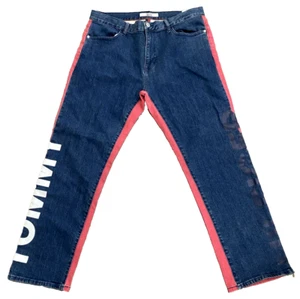 Pantalones de mezclilla Tommy Hilfiger calce relajado azul rojo bloques de colores deletreados 36x32 nuevos con etiquetas - Imagen 1 de 6