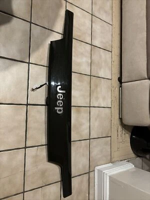 Jeep Grand Cherokee 2017-2021 moldura de puerta trasera OEM 1WD55TRMACD Foto 1 de 4