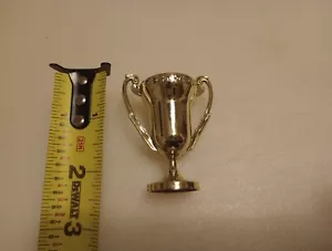 Casa delle bambole coppa trofeo in miniatura in oro, alta 2 1/2", tonalità oro, NOS - Foto 1 di 5