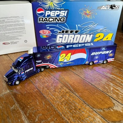 1/64 ACTION 2002 JEFF GORDON COLOR CHROMA Hauler PEPSI DAYTONA NOVO - Imagem 1 de 4