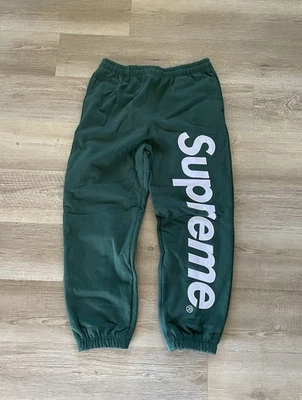 Pantalón de chándal Supreme con apliques de satén verde bosque blanco para hombre talla grande  Foto 1 de 4