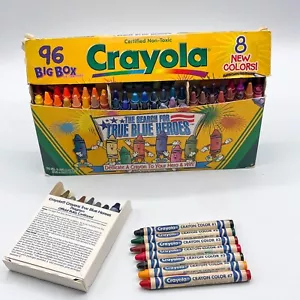 Crayola Crayons True Blue Heroes 96ct Vintage 1997 Color Search Contest Nuovo #1-7 - Foto 1 di 13