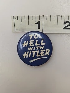 Spilla politica vintage seconda guerra mondiale anti Adolf Hitler all'inferno con Hitler 1" pinback - Foto 1 di 3