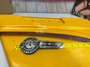 🔥OEM Harley-Davidson 2022 Fatboy Tank Emblem Chrome Left Side 14101547🔥 - Foto 1 di 7