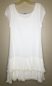 Vestido Tiana B blanco con acento de pompones en capas 12 mangas cortas forrado al cuerpo - Imagen 1 de 6