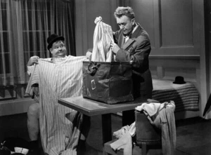 Laurel and Hardy Unsigned 10" x 8" Photo - The Big Noise *2725 - Imagen 1 de 1