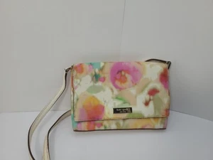 Cartera Bandolera Pequeña Kate Spade NY Grant Street Acuarela Floral Vinilo Sally - Imagen 1 de 16