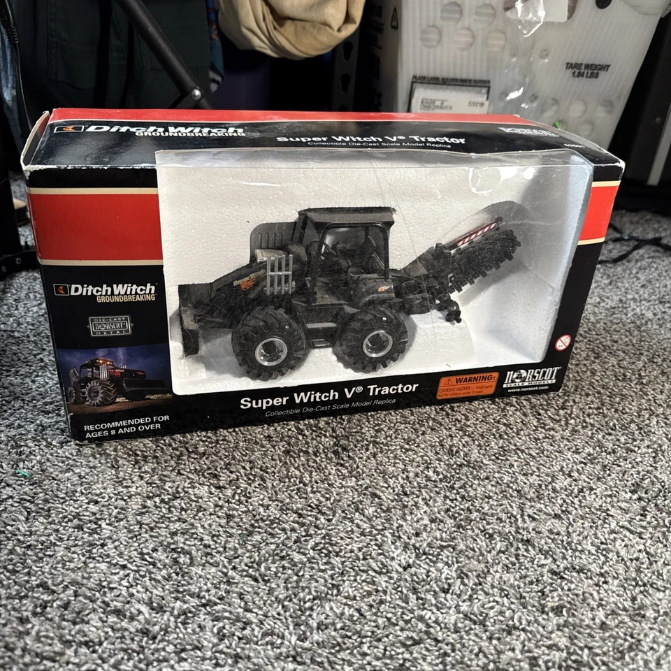Ditch Witch Model Die Cast Super Witch V Tractor Norscot 2006  1:25 New - Image 1 of 4