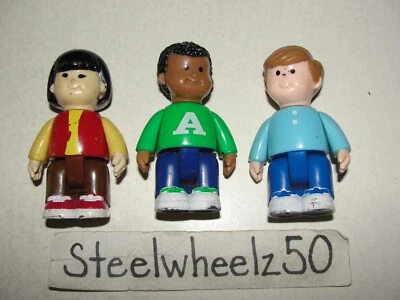 Лот товаров Geoffrey's World Toys R Us Play Friends мальчик и девочка 3 фигурки 1997 2,75 дюйма синий - Изображение 1 из 3