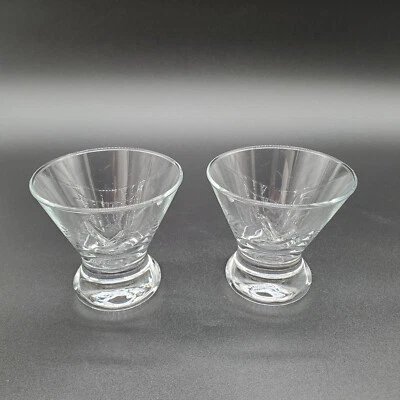 2 vasos de martini sin tallo de vodka ganso gris 3D Foto 1 de 4