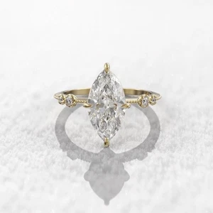 Anillo de compromiso con punta de moissanita de corte marquesa de 2,80 quilates enchapado en oro amarillo de 14 quilates - Imagen 1 de 11