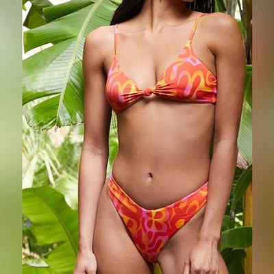 Biquíni Dippin daisys zen top triangular com nós e parte inferior brilhante. Novo com etiquetas. - Imagem 1 de 4