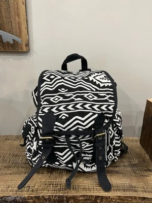 Mochila azteca de lona con estampado en blanco y negro "kirra" marca hecha en la India  Foto 1 de 4
