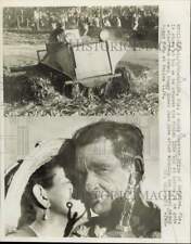 1960 Press Photo Swamp Buggy Queen Jean Hare kisses winner Chester Bryan, FL