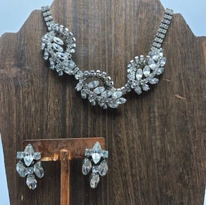 Conjunto de collar pendientes de diamantes de imitación transparentes años 50 conjunto de joyas tono plata Demi Parure - Imagen 1 de 11