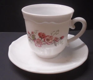 Taza de té y platillo rojo floral con vaso de leche Arcopal 6 oz. - Imagen 1 de 7