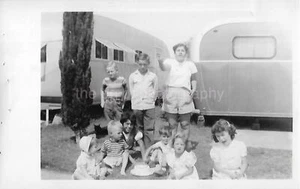 FOTOGRAFÍA ENCONTRADA Blanco y Negro Remolque de Mediados de Siglo Life Instantánea 27 44 ZZ - Imagen 1 de 1