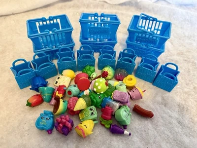 SHOPKINS Lot of 35 Random Characters Mixed And Blue Shopping Baskets — 第 1/4 张图片
