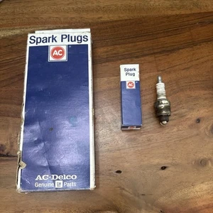 GM AC Delco 45 Spark Plugs New Old Stock 1559493 Box of 8 NOS Parts - Picture 1 of 13