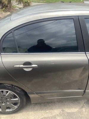 06-11 MONTAJE PUERTA TRASERA LADO PASAJERO DERECHO HONDA CIVIC Foto 1 de 2