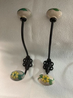 Par de ganchos colgadores de pared vintage de hierro fundido de cerámica de porcelana de 2 brazos verde amarillo Foto 1 de 4