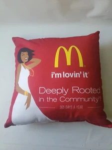 McDonalds Sammlerkissen rot, Frauen tragen weißes Kleid McCafe - Bild 1 von 2