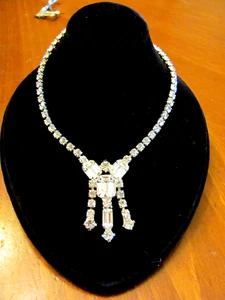 STUNNING VINTAGE SIGNED 'KRAMER' SILVER CLEAR RHINESTONES DROP NECKLACE PERFECT - Picture 1 of 12