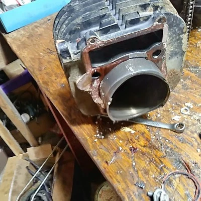 Suzuki dr370 1979. Pistón cilíndrico. Pin anillos clips Foto 1 de 3