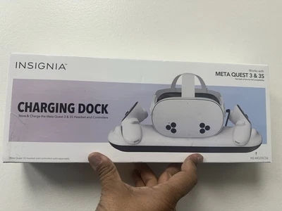 Insignia Charge Station for Meta Quest 3 and 3S - White - NS-MQ3SCS6 - Image 1 of 2