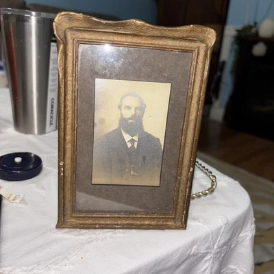 Antigo primitivo de madeira emoldurado cavalheiro tipo lata em traje vitoriano - Imagem 1 de 4