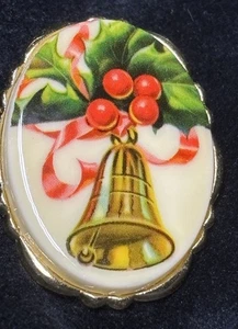 BEAUTIFUL VINTAGE GOLD TONE CHRISTMAS HOLLY & BELL OVAL PIN BROOCH 2” PIN - Picture 1 of 7