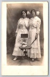 Pose de hermanas RPPC con trajes a juego, joyería postal de la década de 1910 - Imagen 1 de 5