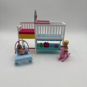 Barbie Skipper Babysitter Kinderzimmer Nap Nurture Baby Puppe Krippe Mattel unvollständig - Bild 1 von 1