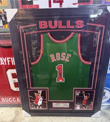 Camiseta deportiva Nike auténtica firmada y enmarcada por Derrick Rose de los Chicago Bulls! Certificado de autenticidad JSA! ¡Raro! Foto 1 de 3
