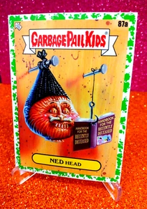2022 TOPPS Spazzatura Secchio Bambini Libro Vermi "NED HEAD" #87a Adesivo Bordo Verde  - Foto 1 di 1