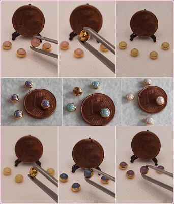 4 Mini-Knöpfe, 4 mm Ø, goldgefasst mit Stein, elegante Mode fürs Puppenhaus - Bild 1 von 2