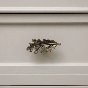 This Rustic Oak Leaf Drawer Knob - Picture 1 of 4